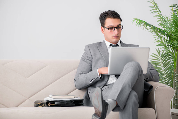 Uomo d'affari con notebook portatile seduto nel divano
 - Foto, immagini