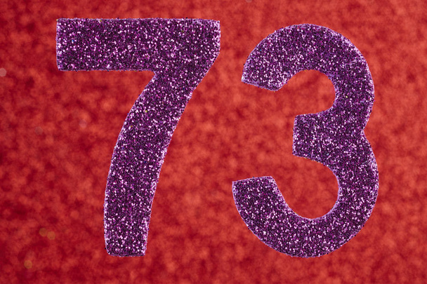 Numero settantatré colore viola su uno sfondo rosso. Anniver
 - Foto, immagini