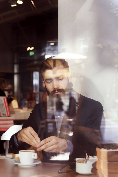 Хипстерский бизнесмен на перерыве на кофе
 - Фото, изображение