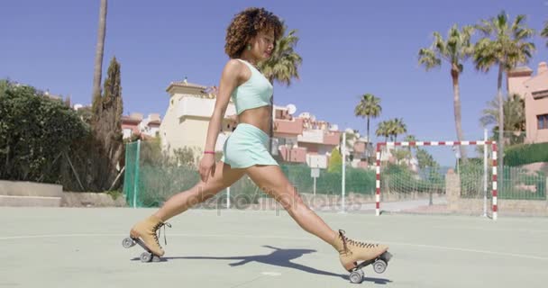 Fit femme en patins à roulettes étirement
 - Séquence, vidéo
