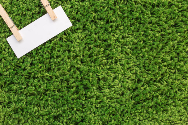 Obchodní kancelář Poznámka sticky notes leží na zelené trávě - Fotografie, Obrázek