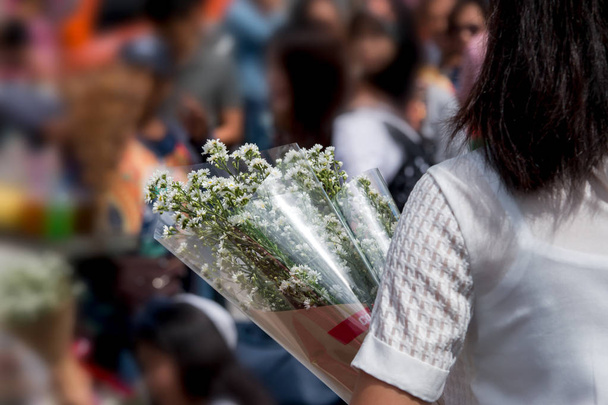 Bouquet di fiori in mano donna
 - Foto, immagini