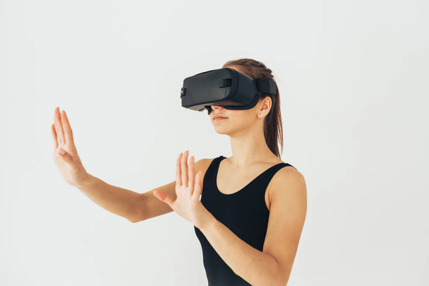 Mujer joven con gafas de realidad virtual. Concepto de tecnología futura. Tecnología de imagen moderna
. - Foto, imagen