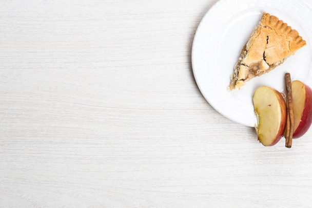 Elmalı turta kek wo kaşık ile ahşap beyaz arka plan üzerinde yalan - Fotoğraf, Görsel