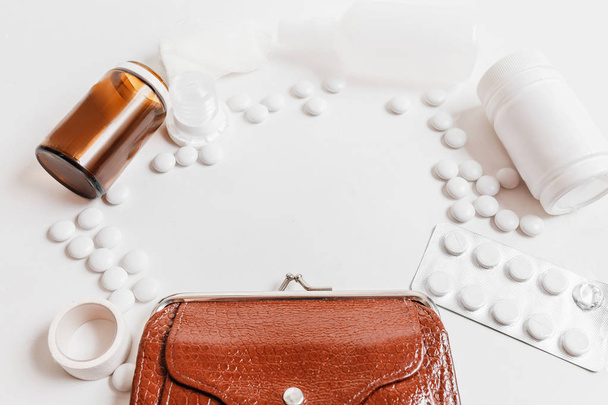 Vari farmaci e pillole con vasi vuoti e una borsa su un w
 - Foto, immagini