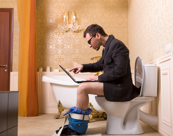 Mann auf Toilettenschüssel - Foto, Bild