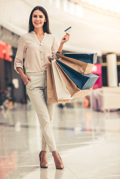 Beautiful girl going shopping - Foto, Imagen