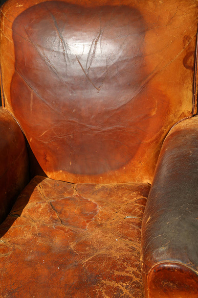 кожаное кресло сломано в продаже в старинном антикварном магазине
 - Фото, изображение