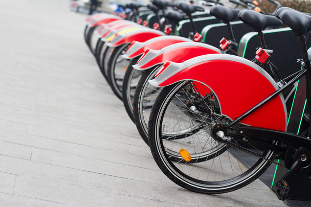 soporte de bicicleta de la ciudad con bicicletas rojas
 - Foto, imagen
