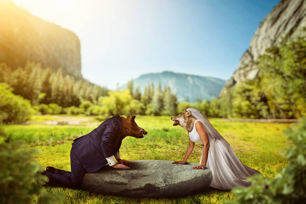 Νύφη και ο γαμπρός με κεφάλια άγριων ζώων - Φωτογραφία, εικόνα