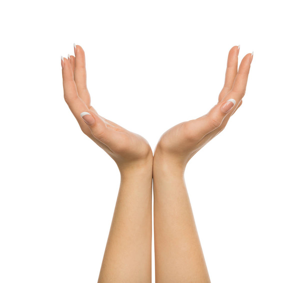 Mujer manteniendo las manos en forma de ventosa, recorte
 - Foto, Imagen
