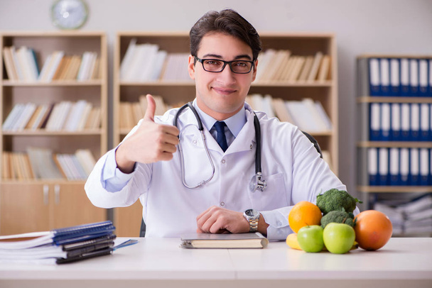 Doktor v dietě koncept s ovocem a zeleninou - Fotografie, Obrázek