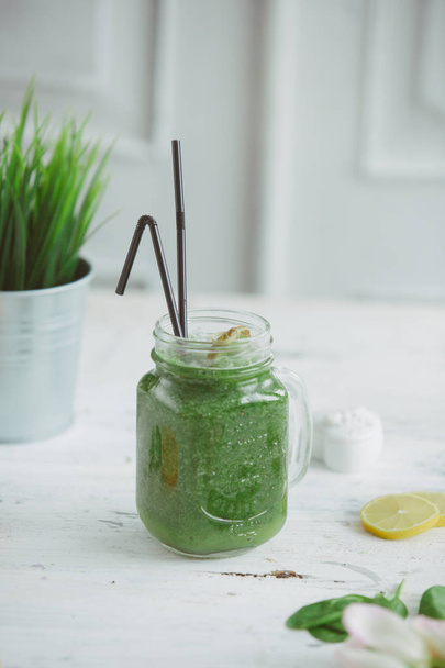 Green drink detox spinach smoothies kiwi - Фото, изображение