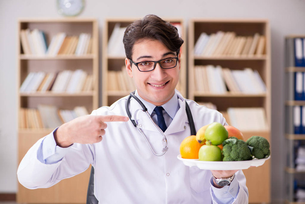 Doctor in dieetconcept met groenten en fruit - Foto, afbeelding