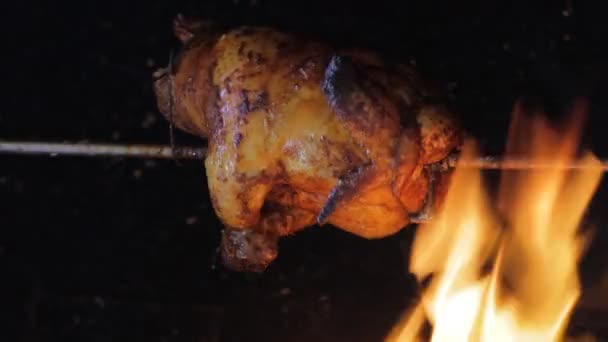 Hühnchen am Spieß gebraten - Filmmaterial, Video