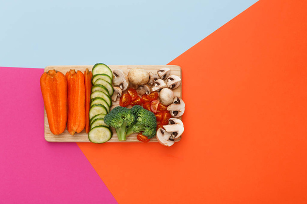 Cortar las verduras crudas en la tabla de madera, comida saludable
 - Foto, Imagen