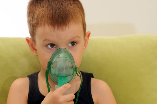 Child with inhalation mask on face - Zdjęcie, obraz