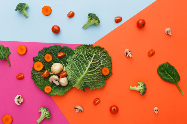 flache Lage von rohem Gemüse auf abstraktem Hintergrund - Foto, Bild