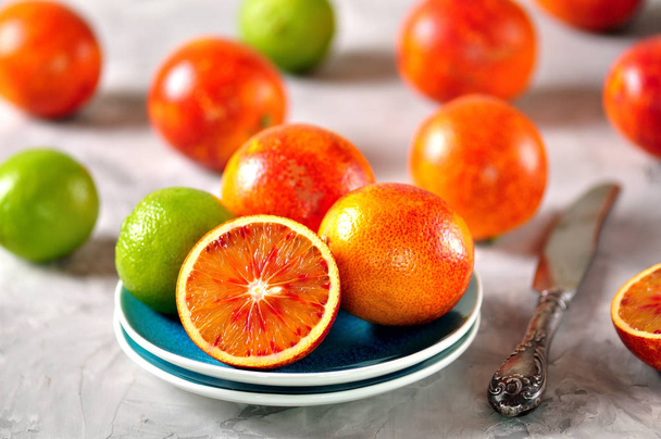 Czerwonych pomarańczy i limonki. Zdrowa żywność. - Zdjęcie, obraz