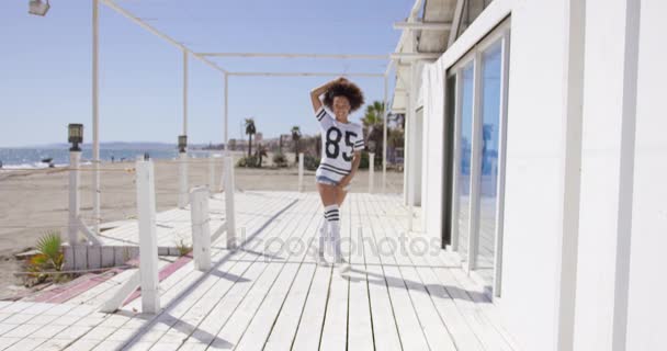Молодая соблазнительная девушка на пляже
 - Кадры, видео