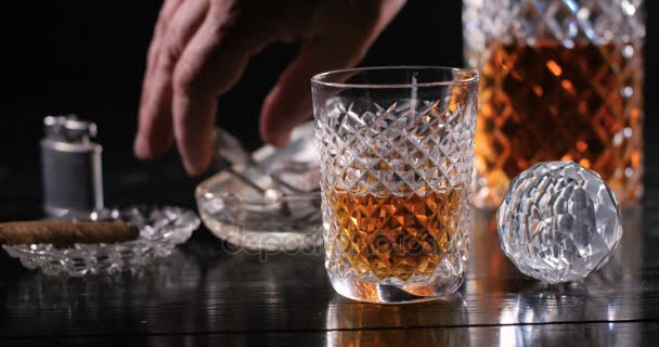 Aggiungere cubetti di ghiaccio a un bicchiere di whisky
 - Filmati, video