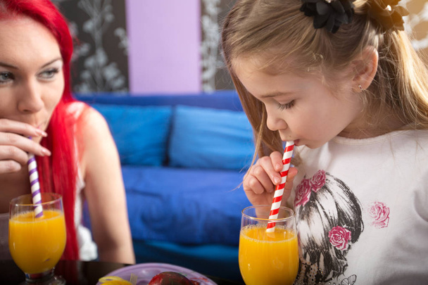 kid girl enjoy in drinking orange juice - Zdjęcie, obraz