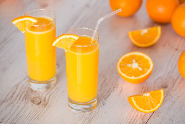jus d'orange dans des verres à fond en bois clair
 - Photo, image