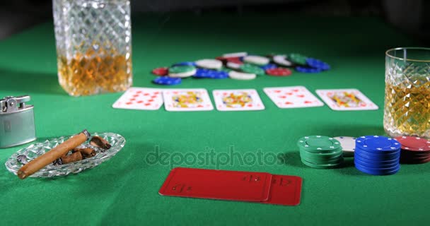 Pokerový hráč umístí sázku - Záběry, video