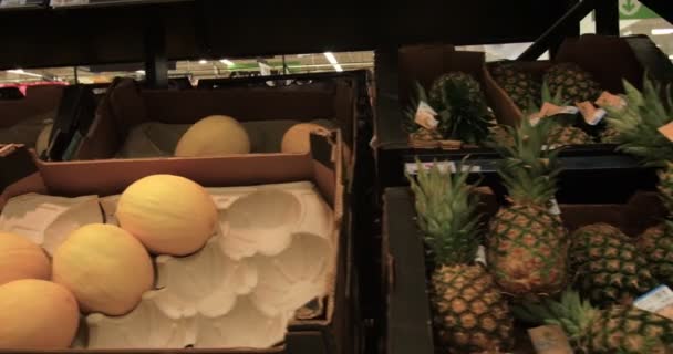 El departamento de frutas de un supermercado
 - Metraje, vídeo