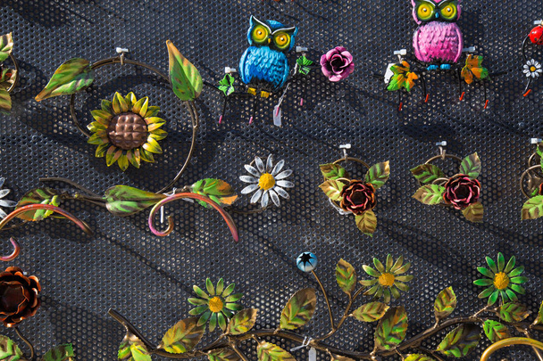 Flores e corujas de metal multicolorido
 - Foto, Imagem