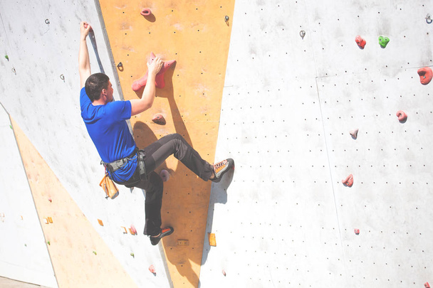 The man climbs on the climbing wall. - Foto, imagen