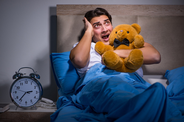 Junger Mann verängstigt im Bett - Foto, Bild