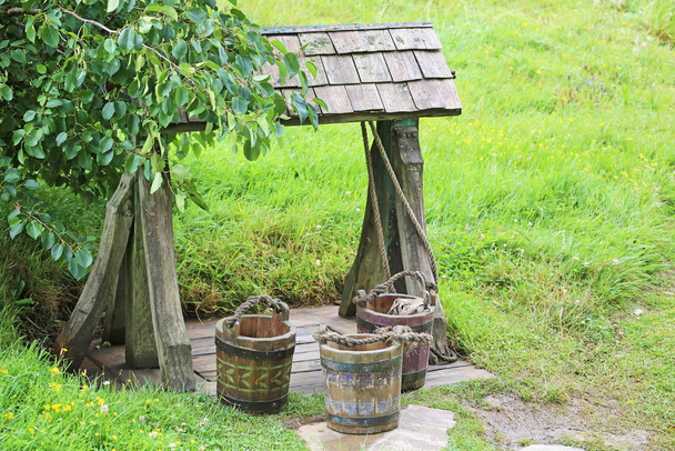 Vieux puits et seaux en bois
 - Photo, image