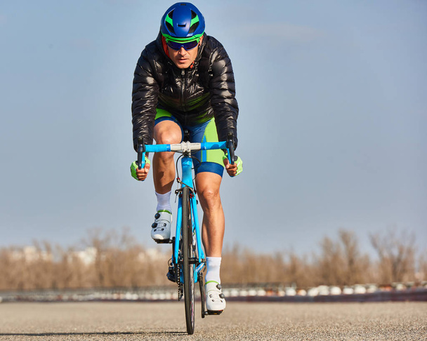 彼の新しい近代的な自転車 2017 トレーニングのプロのサイクリスト - 写真・画像