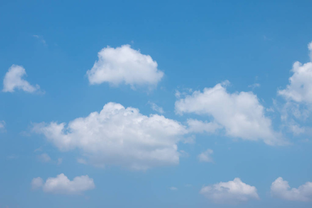 witte wolken in de lucht - Foto, afbeelding
