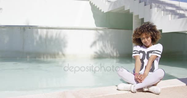 Nainen istuu jalat ristissä
 - Materiaali, video