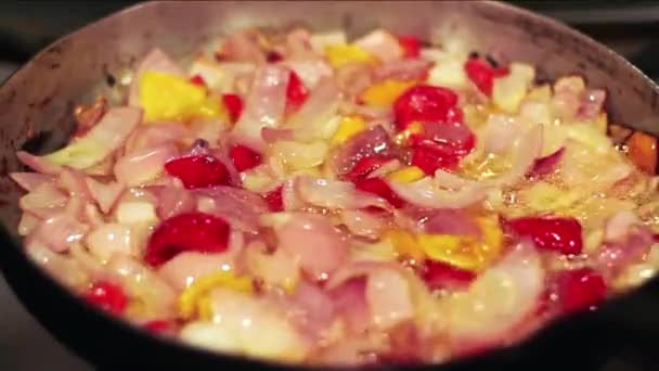 Aji (Chilli) omáčka - peruánské chilli omáčka příprava. Cibule, česnek, rocoto, slunečnicový olej na pánvi fritovací - Záběry, video