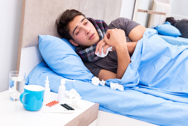 Hombre enfermo con gripe acostado en la cama - Foto, imagen