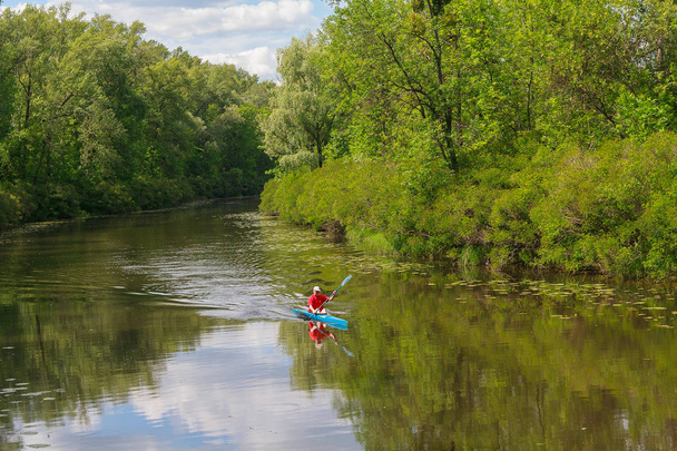 Mann auf dem Fluss beim Kajakfahren. Sport - Foto, Bild