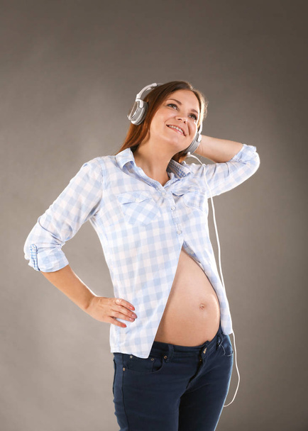 Pregnant woman listening to music - Foto, afbeelding