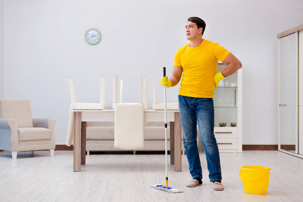 妻を助ける家を掃除する男 - 写真・画像