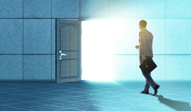 Liikemies kävelee kohti avointa ovea - Valokuva, kuva
