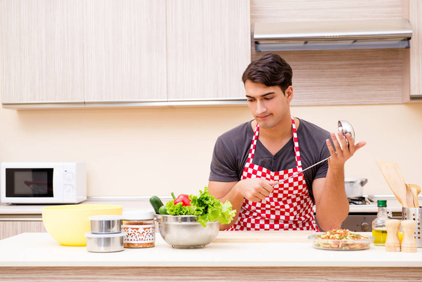 Homem cozinheiro masculino preparar comida na cozinha - Foto, Imagem