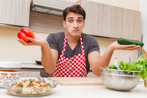 Mies mies kokki ruoanlaitto keittiössä - Valokuva, kuva