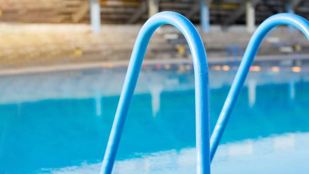 Escaleras de piscina para la seguridad de los nadadores
 - Foto, Imagen