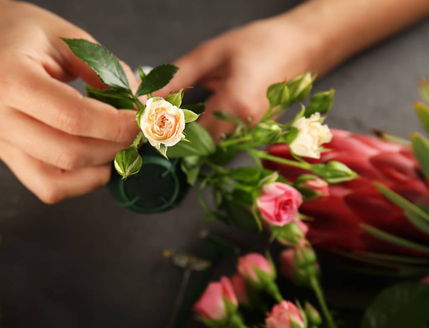 Female hands making bouquet of flowers - Foto, Bild