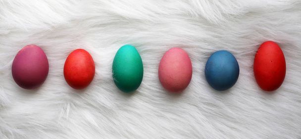 様々 な異なるサイズや色イースター卵に並んで聖霊降臨祭 - 写真・画像