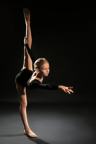 Young girl doing gymnastic exercise - Zdjęcie, obraz