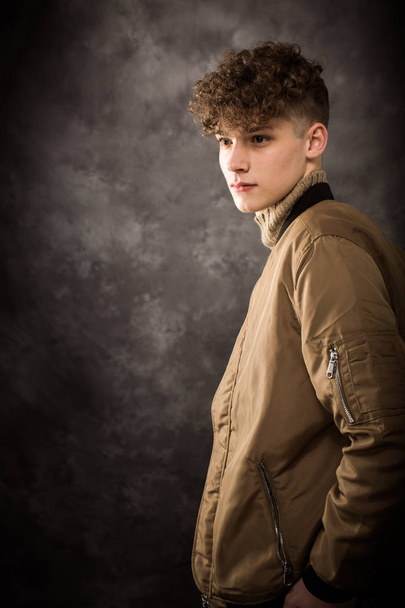 Bílé dospívající chlapec studiový portrét  - Fotografie, Obrázek