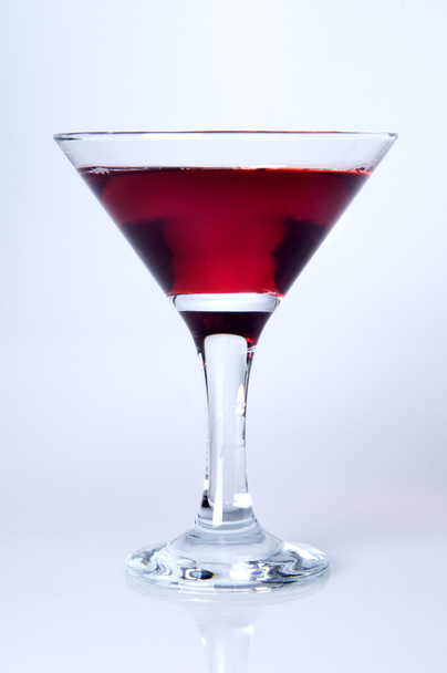 červený nápoj ve sklenici martini - Fotografie, Obrázek